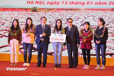 Tác phẩm “hướng đi nào cho người nông dân” của nhóm sinh viên Trường Đại học Tài nguyên và Môi trường Hà Nội đã giành giả nhất cuộc thi. (Ảnh: Hùng Võ/Vietnam+)