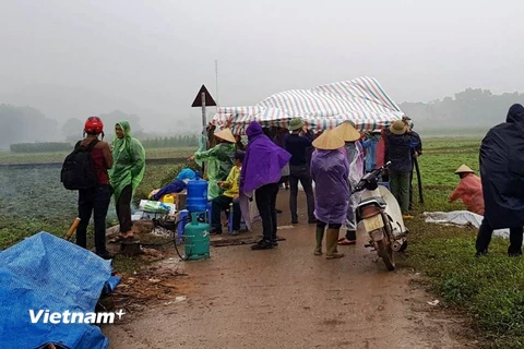 Trưa nay, người dân đã căng lều bạt trở lại để ngăn chặn không cho xe chở rác vào bãi rác Nam Sơn. (Ảnh: PV/Vietnam+)