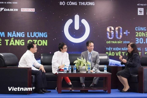 Các khách mời chia sẻ tại buổi Tọa đàm “Tiết kiệm năng lượng, bảo vệ tầng ozon.” (Ảnh: Thoa Chu/Vietnam+)