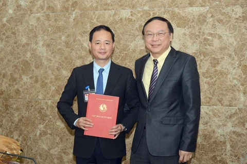 Thứ trưởng Lê Công Thành (phải) trao quyết định của Bộ Tài nguyên và Môi trường bổ nhiệm ông Trần Hồng Thái (trái) làm Tổng cục trưởng Tổng cục Khí tượng thuỷ văn. (Nguồn ảnh: Bộ TN-MT)