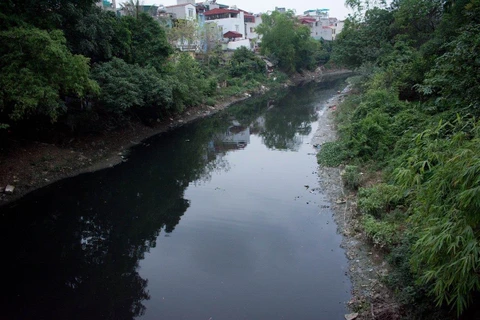 Sông Nhuệ bị ô nhiễm nặng. (Ảnh: Thoa Chu/Vietnam+)