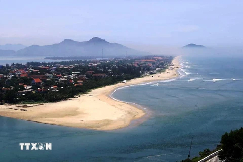 Bãi biển Lăng Cô, một danh lam thắng cảnh thiên nhiên tại tỉnh Thừa Thiên-Huế. (Ảnh: TTXVN)