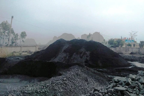 Xít than được tập kết trước cửa Cụm công nghiệp Cẩm Thịnh, thành phố Cẩm Phả, tỉnh Quảng Ninh. (Ảnh: P.V/Vietnam+)