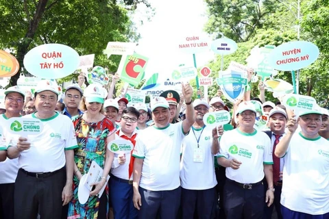 Thủ tướng Nguyễn Xuân Phúc và các đại biểu tham gia đi bộ kêu gọi cộng đồng hành động chống rác thải nhựa. (Ảnh: Thống Nhất/TTXVN)