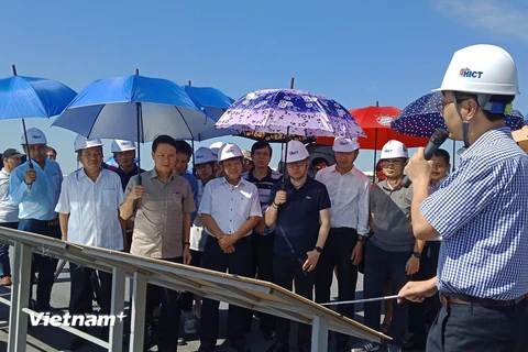 Đoàn đại biểu Thông tấn xã Việt Nam thăm và làm việc tại Cảng container quốc tế Hải Phòng. (Ảnh: Hùng Võ/Vietnam+)