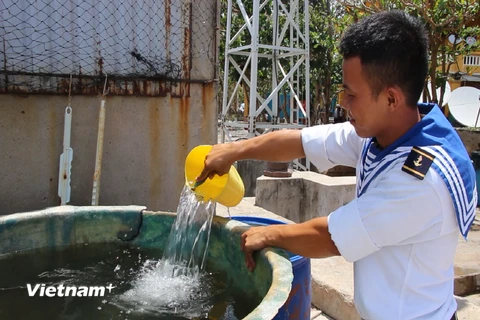 Nguồn nước ngọt được lọc từ nước biển tại Đảo An Bang. (Ảnh: H.V/Vietnam+)