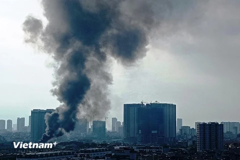 Vụ cháy tại Công ty Rạng Đông khiến khói đen bốc lên nghi ngút. (Ảnh chỉ có tính chất minh họa. Nguồn: Hùng Võ/Vietnam+)