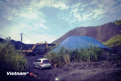 Hoạt động tập kết than, xít than xung quanh dưới chân bãi thải Mỏ than Khánh Hòa, thành phố Thái Nguyên. (Ảnh: H.V/Vietnam+)