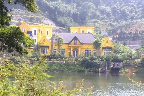 Công trình màu vàng xây dựng trên khu vực hồ Đồng Đò tại xã Minh Trí, huyện Sóc Sơn. (Nguồn ảnh: Vietnam+)