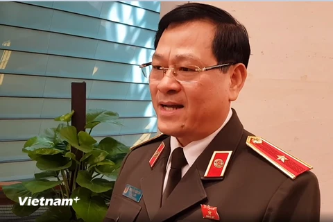 Thiếu tướng Nguyễn Hữu Cầu, Giám đốc Công an tỉnh Nghệ An chia sẻ với báo chí bên hành lang Quốc hội. (Ảnh: PV/Vietnam+)