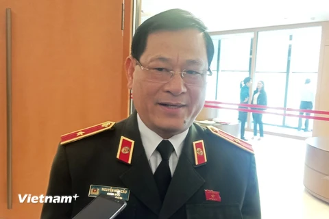 Thiếu tướng Nguyễn Hữu Cầu, Giám đốc Công an tỉnh Nghệ An chia sẻ với báo chí bên hành lang Quốc hội. (Ảnh: Hùng Võ/Vietnam+)