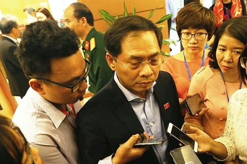 Thứ trưởng Bộ Ngoại giao Bùi Thanh Sơn chia sẻ với báo chí bên hành lang Quốc hội. (Ảnh: PV/Vietnam+)