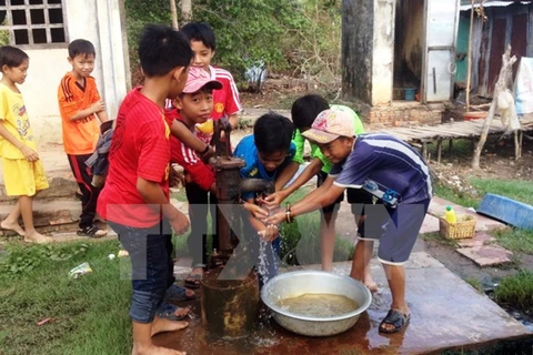 Niềm vui của trẻ em khi có nước sạch sinh hoạt. (Nguồn ảnh: TTXVN