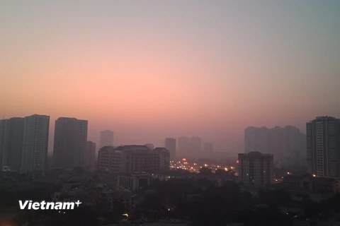 Có những thời điểm, chất lượng không khí tại một số điểm ở thành phố Hà Nội lên tới ngưỡng "màu nâu" cảnh báo khẩn cấp về sức khỏe. (Ảnh: Hùng Võ/Vietnam+)