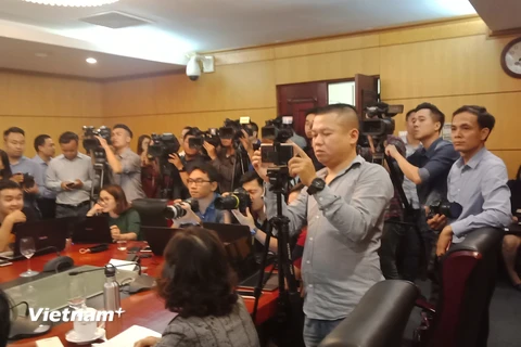 Họp khẩn liên quan đến ô nhiễm không khí, sau gần 15 phút, Bộ trưởng Trần Hồng Hà yêu cầu phóng viên báo chí ra ngoài. (Ảnh: Hùng Võ/Vietnam+)