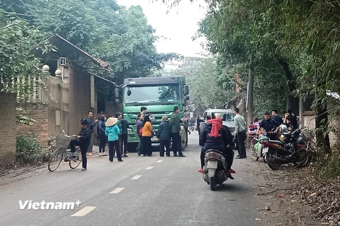 Người dân xã Hồng Kỳ, huyện Sóc Sơn chặn xe vào bãi rác Nam Sơn. (Ảnh: Hùng Võ/Vietnam+)