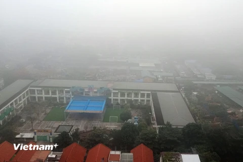 Sương mù dày đặc xuất hiện tại khu vực quận Hoàng Mai, thành phố Hà Nội. (Ảnh: Hùng Võ/Vietnam+)