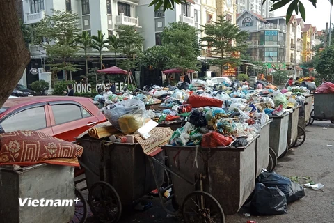 Rác thại tại nhiều điểm ở nội thành Hà Nội bị ùn ứ do người dân chặn xe vào bãi rác Nam Sơn. (Ảnh: Hùng Võ/Vietnam+)