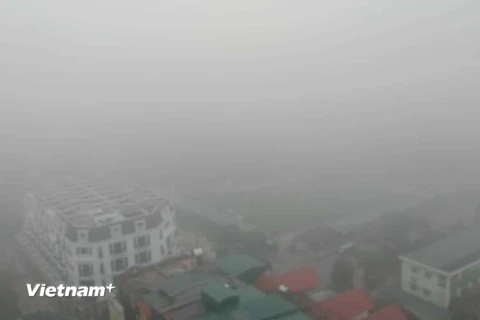 Sáng nay, 6/2, sương mù dày đặc bao phủ khắp thành phố Hà Nội. (Ảnh: Hùng Võ/Vietnam+)