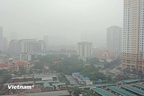 Chất lượng không khí tại thành phố Hà Nội sáng nay, 11/2, được cảnh báo phổ biến ở ngưỡng không tốt cho sức khỏe. (Ảnh: Hùng Võ/Vietnam+)
