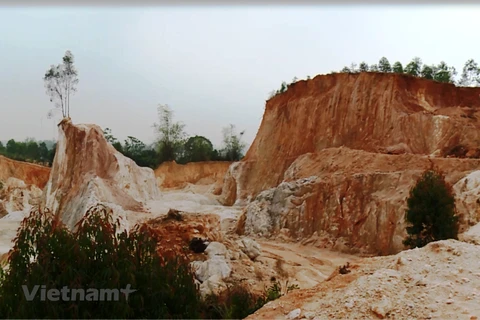 Một quả đồi bị đào bới tan hoang tại xã Tân Phương, huyện Thanh Thủy trong năm 2018. (Ảnh: Hùng Võ/Vietnam+)