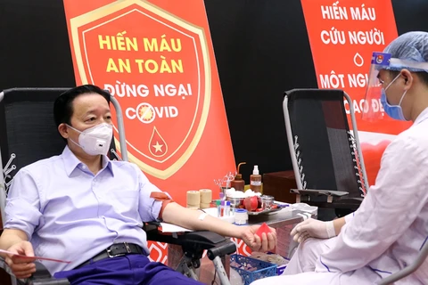 Bộ trưởng Bộ Tài nguyên và Môi trường Trần Hồng Hà tham gia hiến máu tình nguyện.” (Ảnh: PV/Vietnam+)