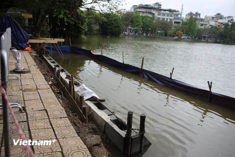 Khoảng 40m bờ hồ tại khu vực nhà hàng Thủy Tạ đã được kè để ngăn sạt lở. (Ảnh: Hùng Võ/Vietnam+)