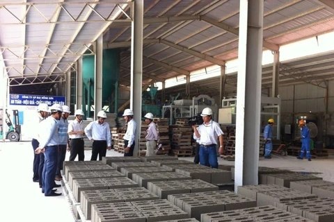 Sản xuất vật liệu xây dựng không nung tại Nhà máy của Công ty cổ phần Đại Hồng Sơn, thành phố Bà Rịa. (Ảnh: TTXVN)