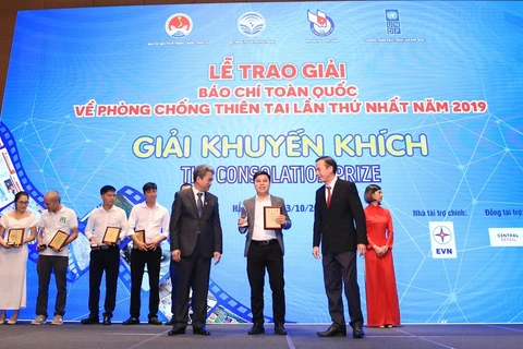 Nhà báo Võ Mạnh Hùng, Báo điện tử VietnamPlus nhận giải Khuyến khích với tác phẩm “Sức sống xanh trường tồn nơi ‘đầu sóng ngọn gió’ Trường Sa. (Ảnh: BTC)