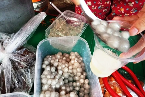 Việc sử dụng túi nilon, sản phẩm nhựa dùng một lần để gói, đựng đồ ăn vẫn phổ biến. (Ảnh: Hùng Võ/Vietnam+)