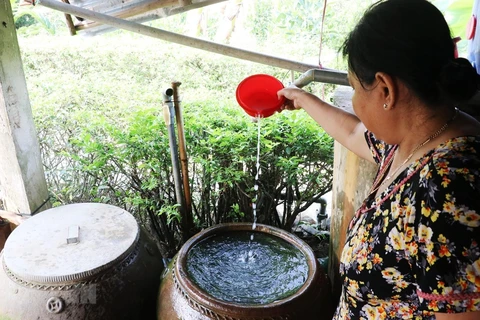 Người dân một số xã trên địa bàn tỉnh Tiền Giang làm sạch nước để sinh hoạt hàng ngày. (Ảnh: Nam Thái/TTXVN)