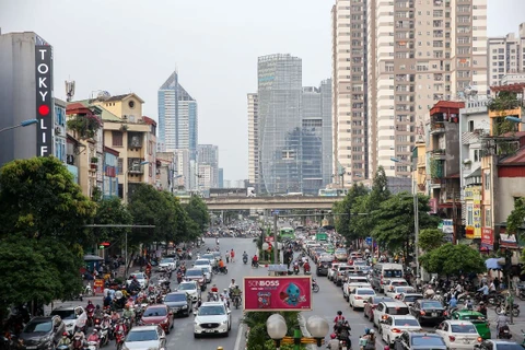Những tòa nhà, chung cư cao tầng mọc lên san sát giữa đô thị Hà Nội đang ngày chật hẹp. (Ảnh: HV/Vietnam+)