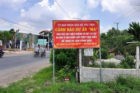 Biển cảnh báo của Ủy ban Nhân dân xã Tóc Tiên, thị xã Phú Mỹ, tỉnh Bà Rịa-Vũng Tàu về dự án ma. (Nguồn ảnh: TTXVN)