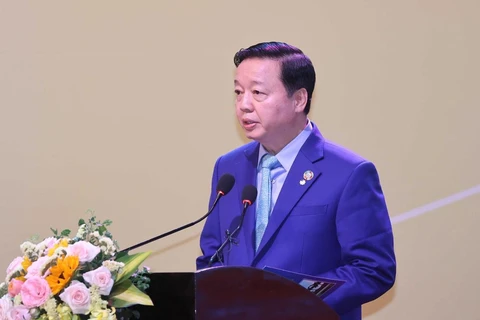 Bộ trưởng Bộ Tài nguyên và Môi trường Trần Hồng Hà trình bày báo cáo đánh giá 3 năm thực hiện Nghị quyết số 120/NQ-CP. (Ảnh: Thống Nhất/TTXVN)