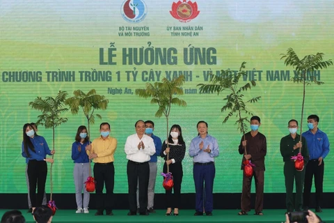 Thủ tướng Chính phủ Nguyễn Xuân Phúc chủ trì lễ hưởng ứng Chương trình trồng 1 tỷ cây xanh - Vì một Việt Nam xanh trên địa bàn tỉnh Nghệ An. (Ảnh: Thống Nhất/TTXVN)