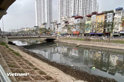 Nhiều năm qua, việc xả nước thải chưa qua xử lý cùng nhiều loại rác thải ra sông đã khiến nhiều dòng sông ô nhiễm môi trường, gây ảnh hưởng đến đời sống, sinh hoạt của người dân. (Ảnh: Hùng Nguyễn/Vietnam+)