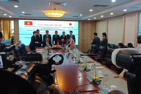 Bộ trưởng Trần Hồng Hà và Đại sứ Đặc mệnh toàn quyền Nhật Bản tại Việt Nam Takio Yamada ký công hàm trao đổi dự án tàu biển và thiết bị quan trắc rác thải nhựa. (Ảnh: Hùng Võ/Vietnam+)
