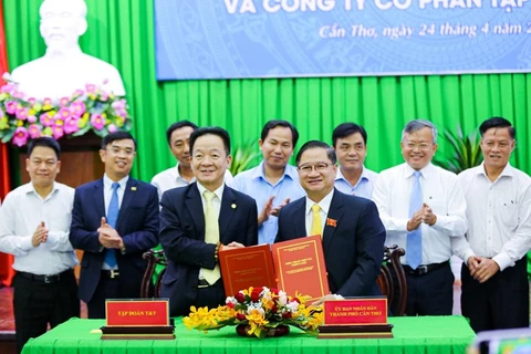 Ông Trần Việt Trường, Chủ tịch Ủy ban Nhân dân thành phố Cần Thơ (bên phải) và ông Đỗ Quang Hiển, Chủ tịch Tập đoàn T&T Group ký thỏa thuận hợp tác chiến lược. (Ảnh: T&T Group)