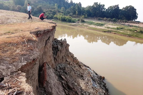 Hoạt động khai thác cát gây sạt lở bờ sông nghiêm trọng tại tỉnh Đắk Lắk. (Ảnh: Hùng Võ/Vietnam+)