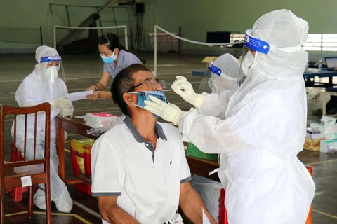 Các cơ sở y tế ở Ninh Thuận xét nghiệm COVID-19. (Nguồn ảnh: Công Thử/TTXVN)