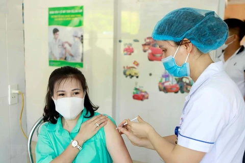 Tiêm vaccine phòng COVID-19 cho các đối tượng ưu tiên tại Trung tâm y tế thành phố Vĩnh Yên, tỉnh Vĩnh Phúc. (Ảnh: Hoàng Hùng/TTXVN)