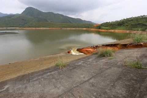 Nhiều hồ chứa đứng trước nguy cơ vỡ đập. (Ảnh: Tạ Toàn/TTXVN)