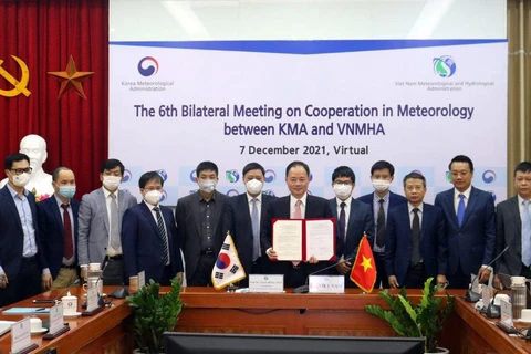 Tổng cục Khí tượng Thủy văn Việt Nam và Tổng cục Khí tượng Hàn Quốc ký Thỏa thuận gia hạn MoU. (Ảnh: Thanh Tùng)