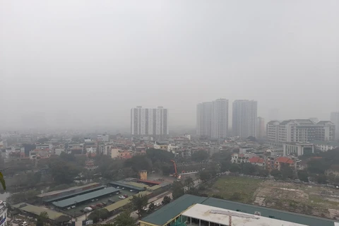 Trời mù mịt từ sáng tới chiều tại khu vực quận Hoàng Mai trong ngày 2/3. (Ảnh: HV/Vietnam+)