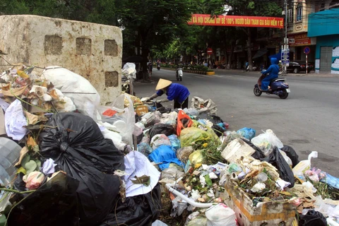 Không được hướng dẫn, một số nơi, gia đình có người F0 đã vứt rác thải có nguy cơ lây nhiễm lẫn lộn với rác thải sinh hoạt. (Ảnh minh họa. Nguồn: Thế Duyệt/TTXVN)