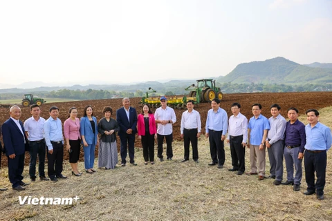 Phó Chủ tịch nước cùng đoàn công tác đi thăm cánh đồng nguyên liệu khổng lồ với cánh tay tưới tự động của TH. (Ảnh: MS/Vietnam+)