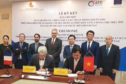 Lễ ký kết Thỏa thuận tăng cường hợp tác giữa Bộ Xây dựng Việt Nam và Cơ quan Phát triển Pháp. (Ảnh: PV/Vietnam+)