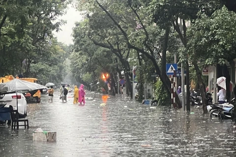 Phố Phùng Hưng ngập sâu sau cơn mưa chiều 29/5. (Ảnh: Phạm Kiên/TTXVN)