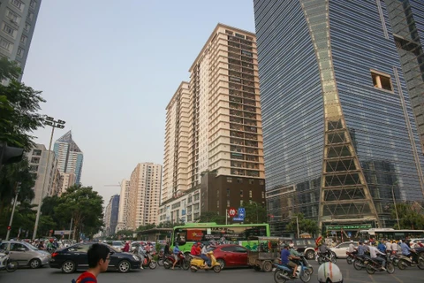 Đường Lê Văn Lương giao nhau với đường Nguyễn Tuân, Hoàng Văn Giám luôn trong tình trạng tắc kín đường vào các giờ cao điểm. (Ảnh: HV/Vietnam+)