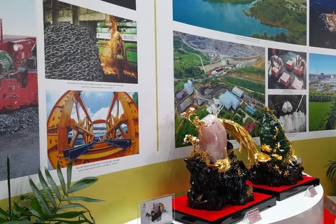 Sản phẩm, hình ảnh về các loại thiết bị, công nghệ tiên tiến trong hoạt động khai thác khoáng sản được trưng bày tại triển lãm Mining Vietnam 2022. (Ảnh: Hùng Võ/Vietnam+)